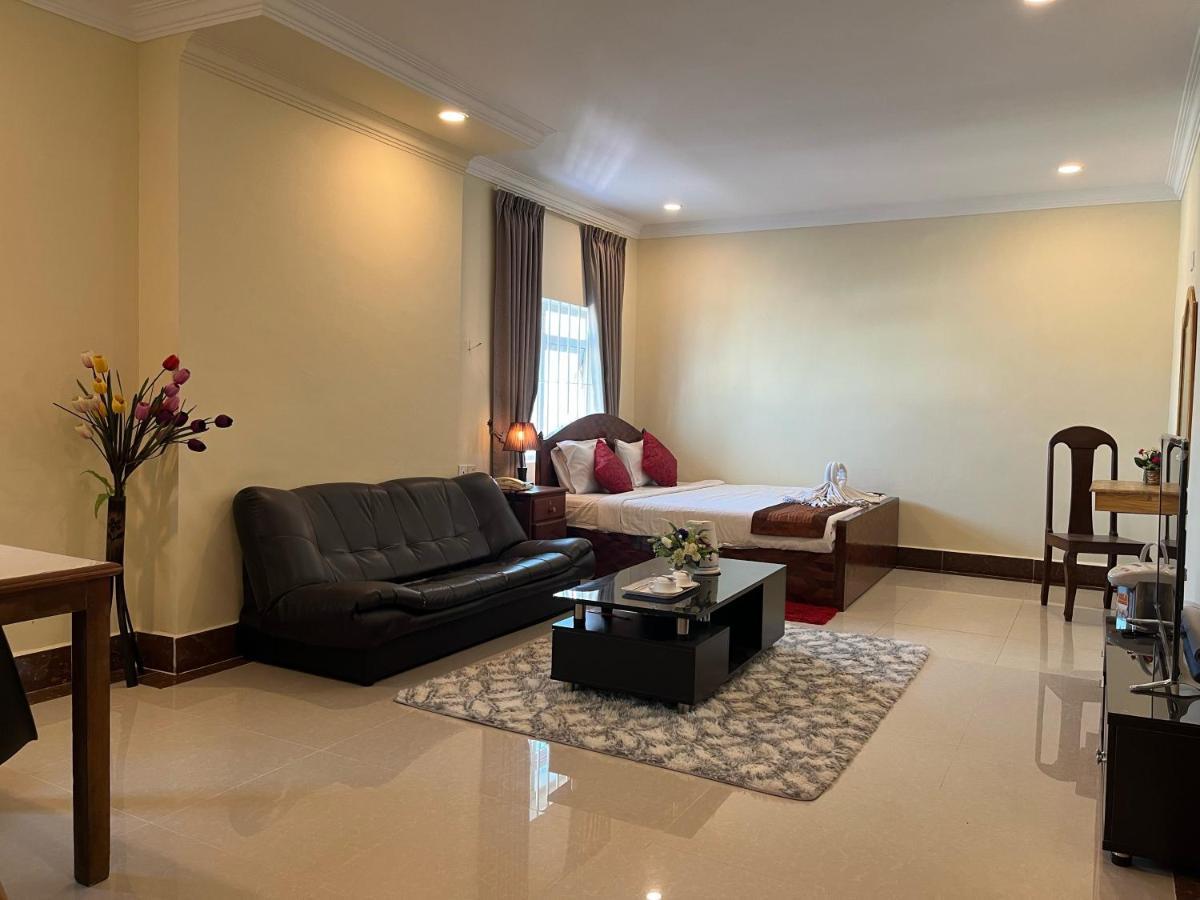 Queenwood Hotel Phnom-Penh Buitenkant foto