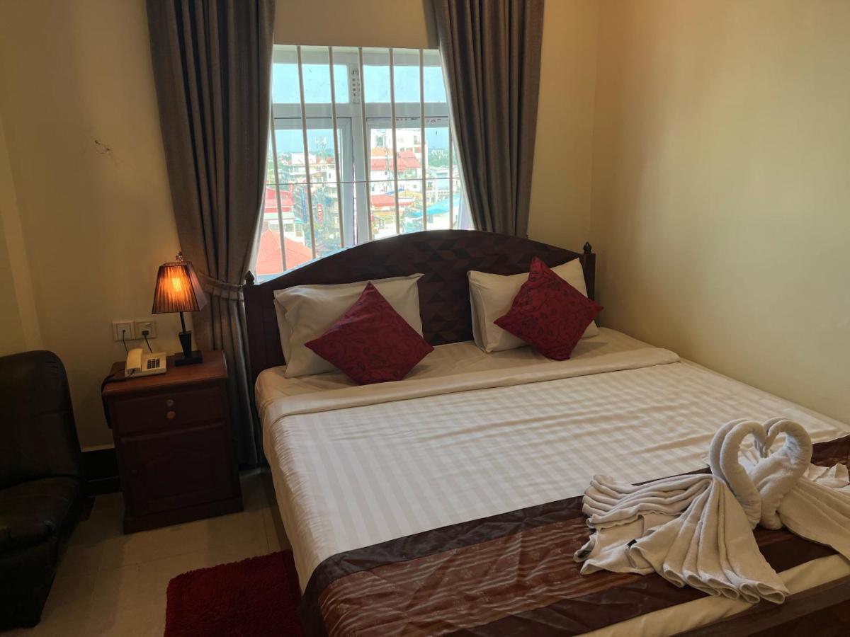 Queenwood Hotel Phnom-Penh Buitenkant foto