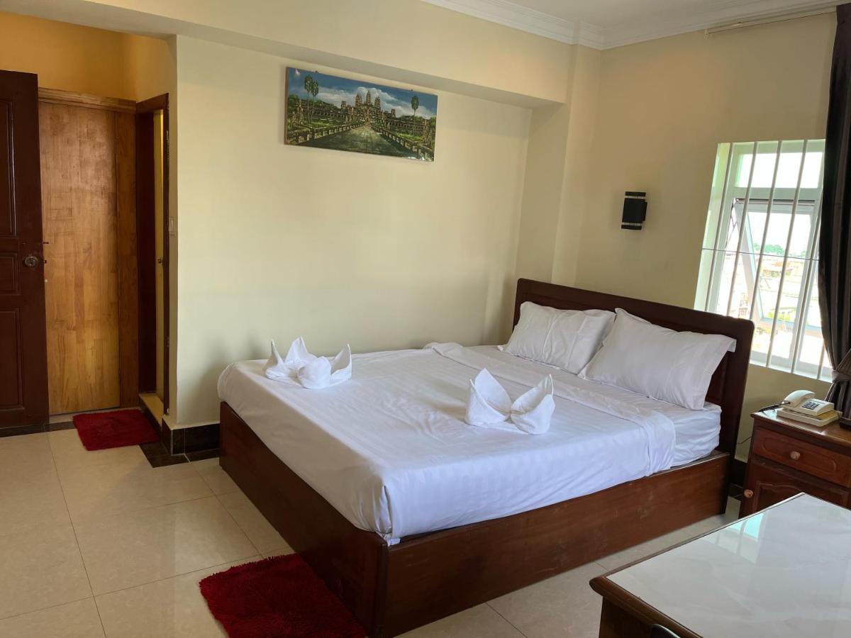 Queenwood Hotel Phnom-Penh Buitenkant foto