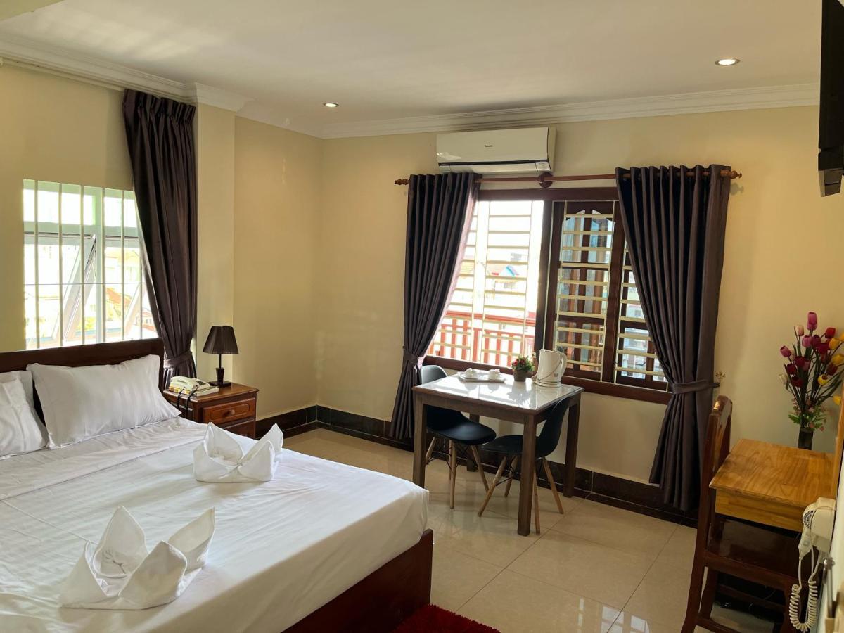 Queenwood Hotel Phnom-Penh Buitenkant foto