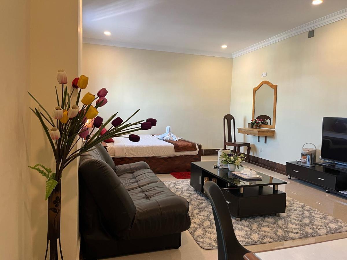 Queenwood Hotel Phnom-Penh Buitenkant foto