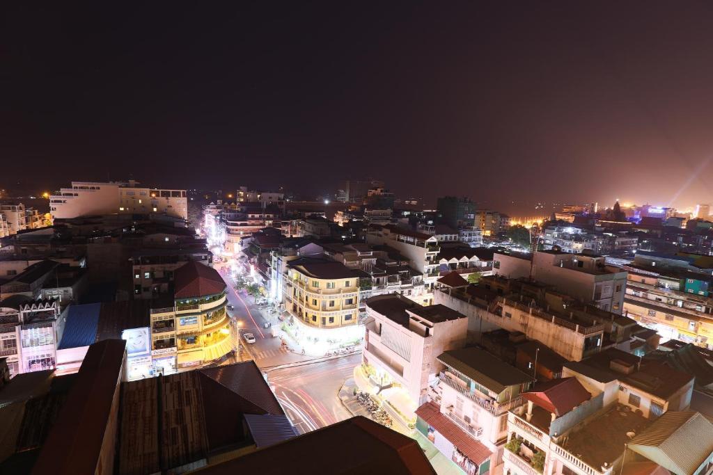Queenwood Hotel Phnom-Penh Buitenkant foto