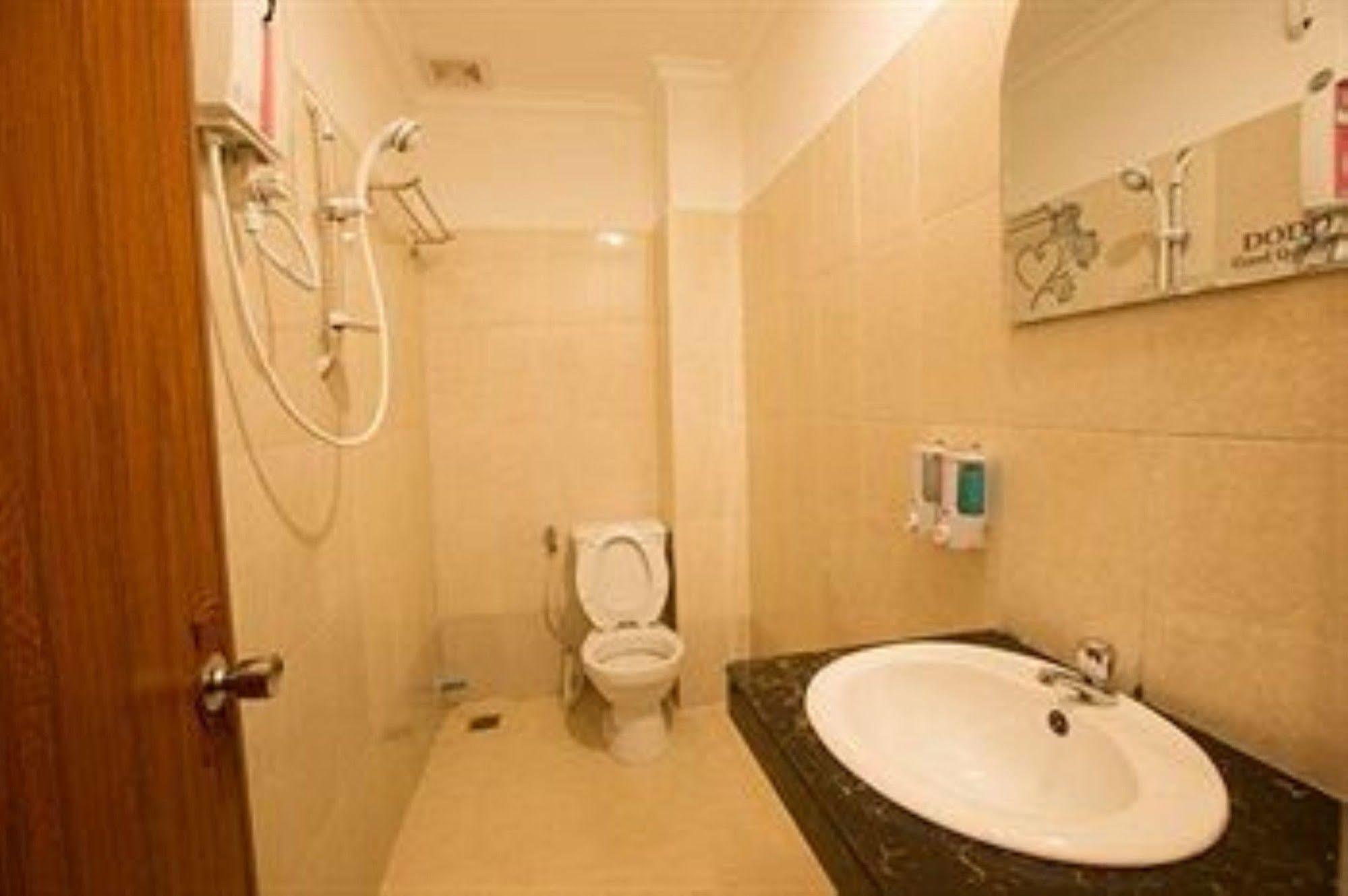 Queenwood Hotel Phnom-Penh Buitenkant foto
