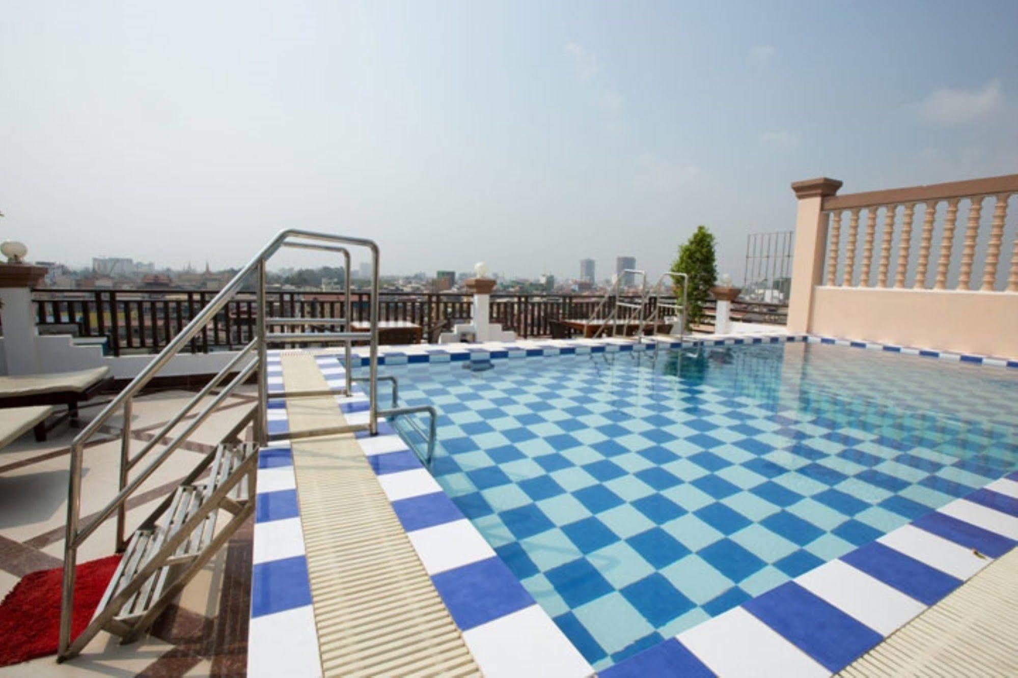 Queenwood Hotel Phnom-Penh Buitenkant foto