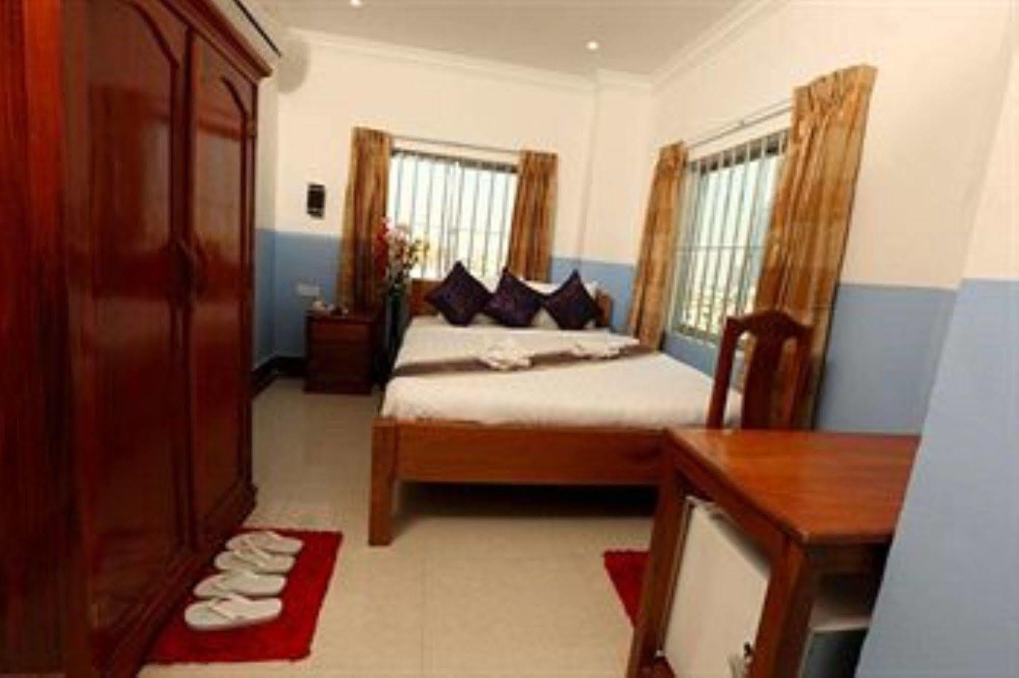 Queenwood Hotel Phnom-Penh Buitenkant foto