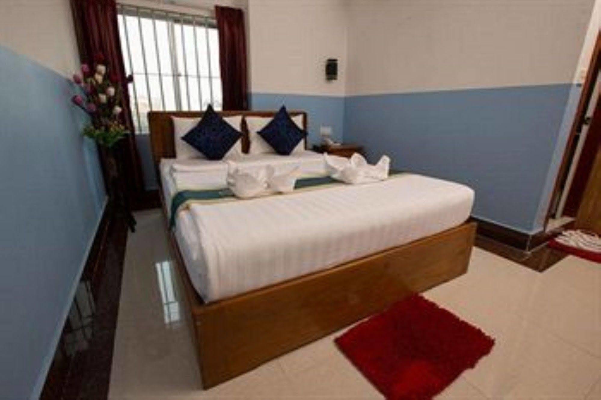 Queenwood Hotel Phnom-Penh Buitenkant foto