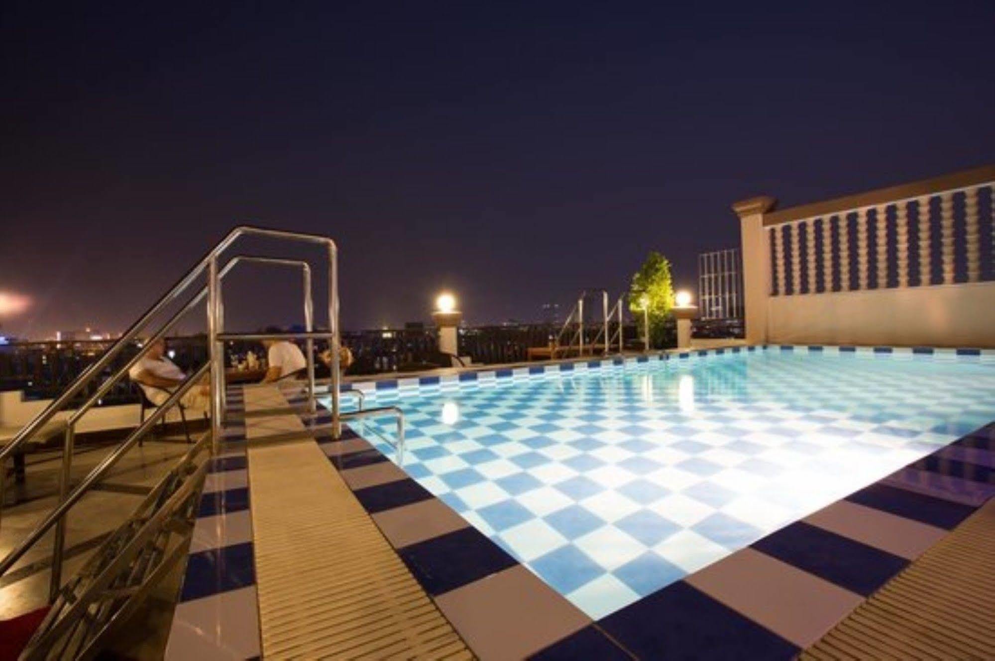 Queenwood Hotel Phnom-Penh Buitenkant foto