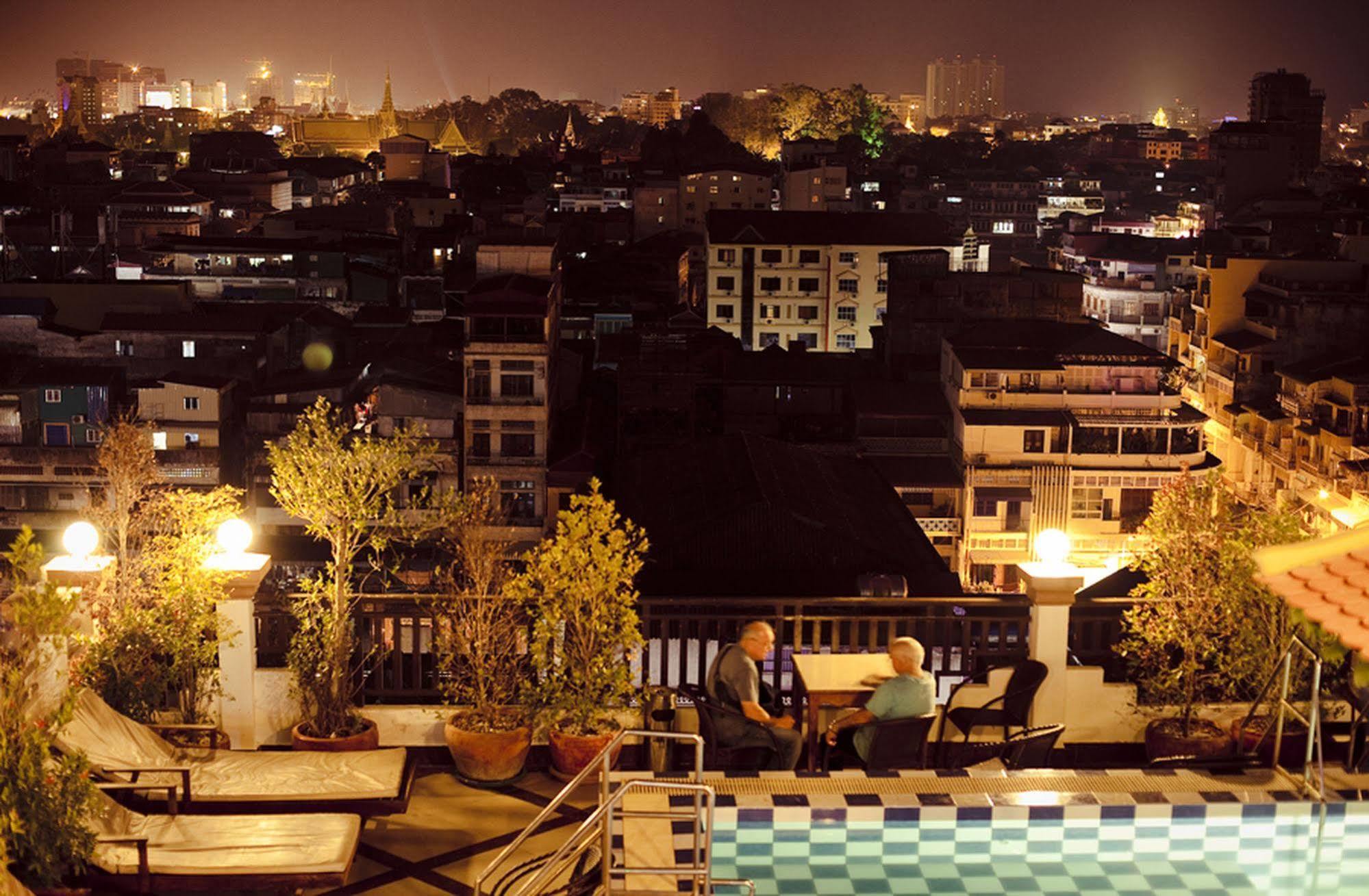 Queenwood Hotel Phnom-Penh Buitenkant foto