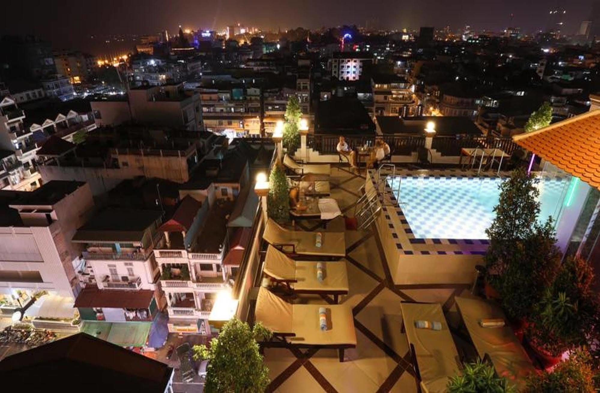 Queenwood Hotel Phnom-Penh Buitenkant foto