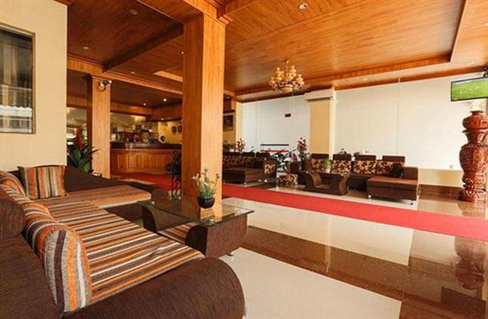 Queenwood Hotel Phnom-Penh Buitenkant foto