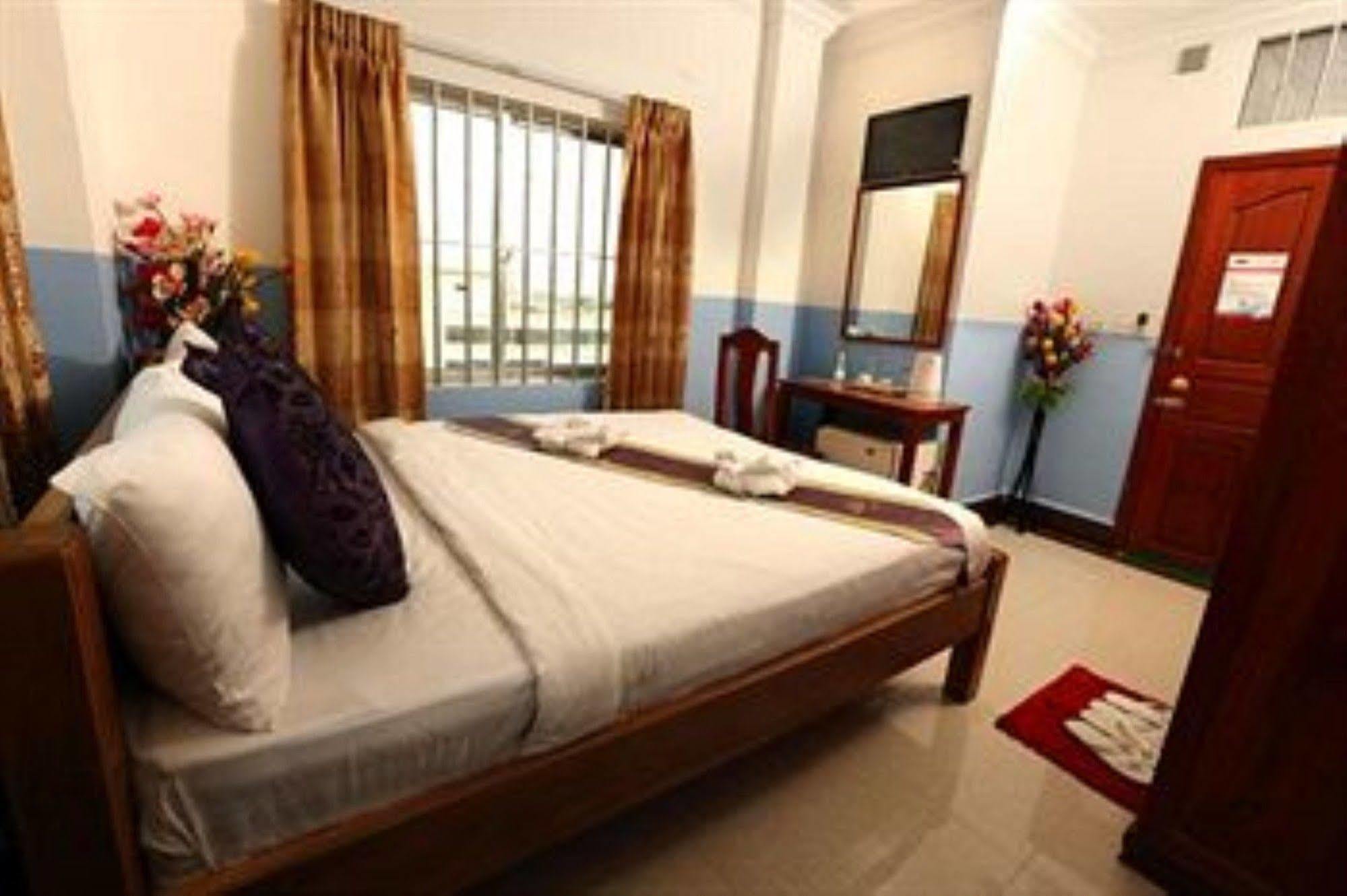 Queenwood Hotel Phnom-Penh Buitenkant foto